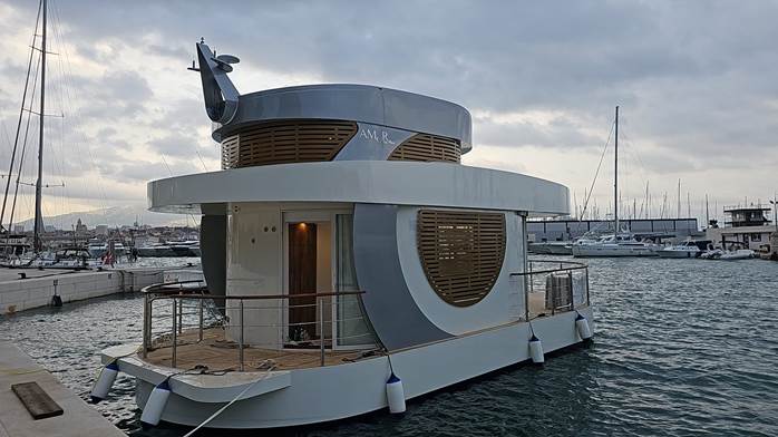 A boat on the water

Description automatically generated